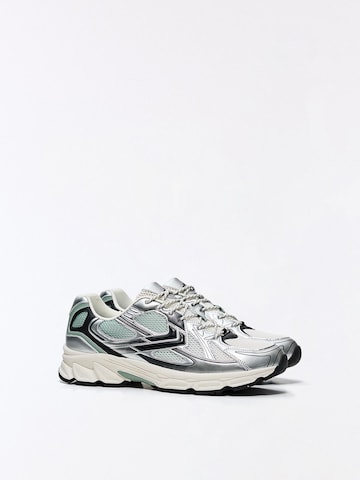 Bershka Sneakersy niskie w kolorze biały