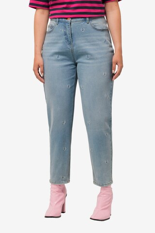 Ulla Popken Tapered Jeans in Blauw: voorkant