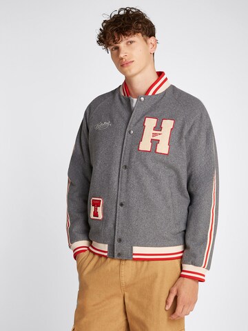 Tommy Jeans Kurtka przejściowa w kolorze szary: przód