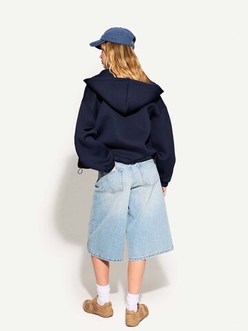 Bershka Ohlapna forma Hlače | modra barva