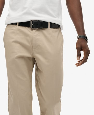 Regular Pantalon chino 'Premium' Superdry en marron
