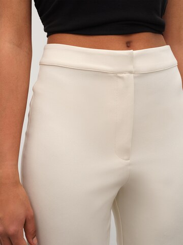 Bootcut Pantalon RÆRE by Lorena Rae en blanc