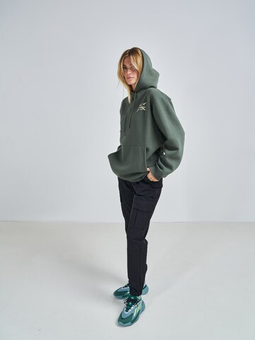 Sweat-shirt 'Tamme' ABOUT YOU x Swalina&Linus en vert