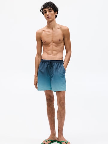 Șorturi de baie de la Pull&Bear pe albastru