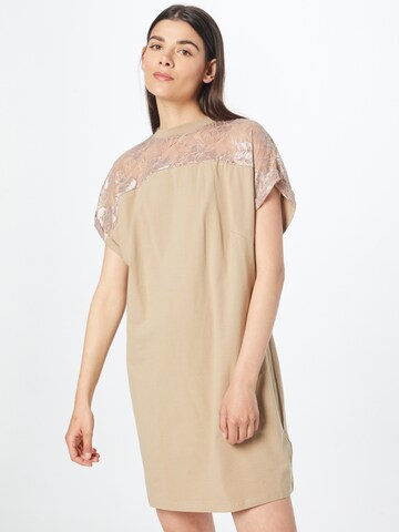 Rochie de la Urban Classics pe gri: față