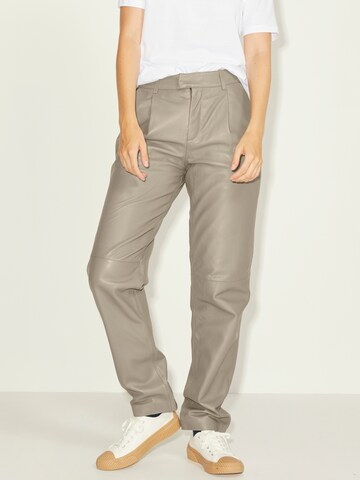 JJXX Tapered Pleat-Front Pants 'ADDIE' in Brown: front