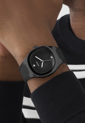 GUESS Analoguhr 'HEADLINE' in Schwarz: Vorderseite