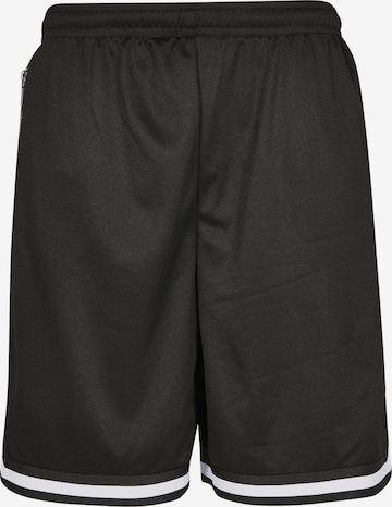 Urban Classics Regular Shorts in Schwarz: predná strana