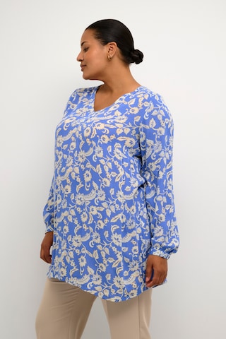 KAFFE CURVE Tuniek 'Ami' in Blauw: voorkant