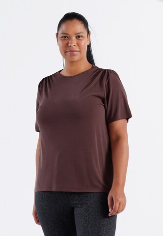 Q by Endurance Performance shirt in Brown: front