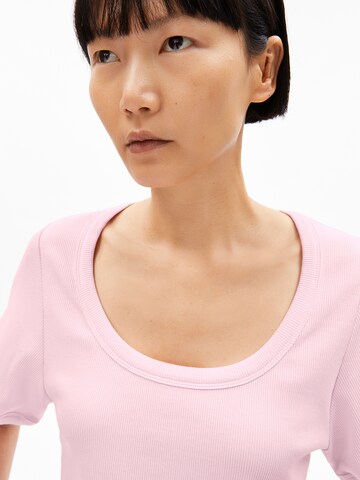 T-shirt 'Violahaa' ARMEDANGELS en rose : devant