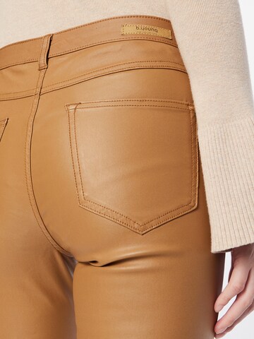 Skinny Pantaloni de la b.young pe maro