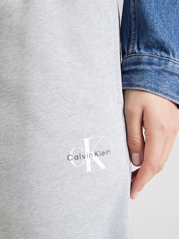 Tapered Pantaloni di Calvin Klein Jeans in grigio