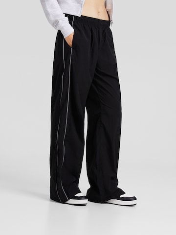 Wide leg Pantaloni de la Bershka pe negru: față