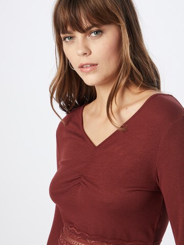 ABOUT YOU Shirt 'Nicola' in Rot