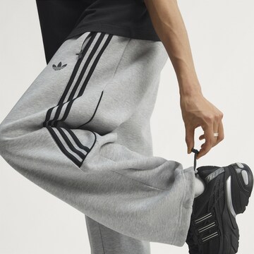 ADIDAS ORIGINALS Loosefit Kalhoty 'Teamgeist 26' – šedá