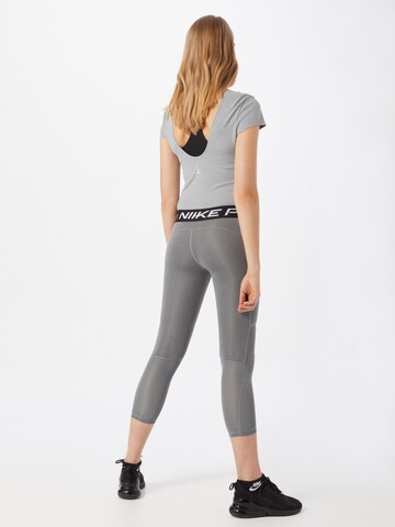 Skinny Pantaloni sportivi 'Pro' di NIKE in grigio