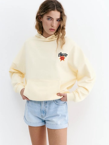 Pull&Bear Суичър 'STWD' в кафяво: отпред