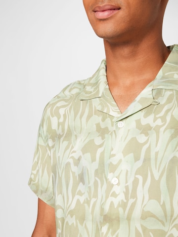 Coupe regular Chemise WEEKDAY en vert