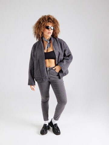 Giacca di mezza stagione 'PCJENNY' di PIECES Curve in grigio