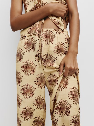 Pull&Bear Široký strih Nohavice - Žltá