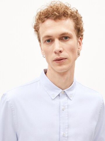 Coupe regular Chemise 'Quaasa' ARMEDANGELS en bleu