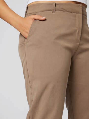 évasé Pantalon 'CORA' A LOT LESS en marron