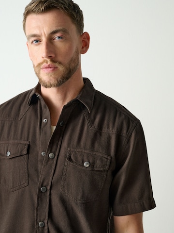 Regular fit Camicia di Next in marrone