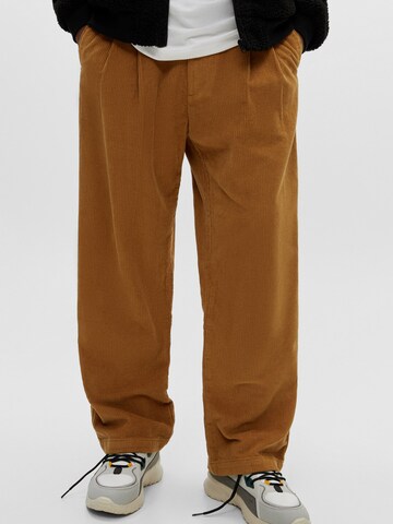 Loosefit Pantaloni con pieghe di Pull&Bear in marrone