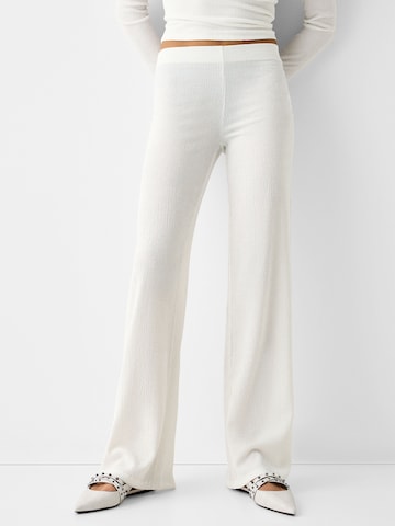 Bershka Rozkloszowany krój Spodnie w kolorze biały