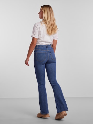 PIECES Flared Jeans 'Peggy' i blå