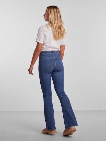 PIECES Flared Jeans 'Peggy' in Blauw