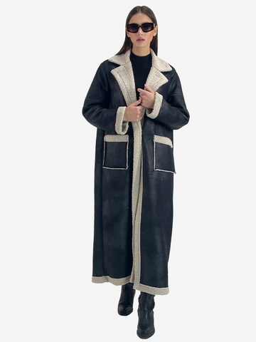 Elara Janker in Schwarz: Vorderseite