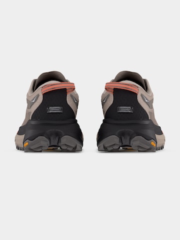 Chaussure de course 'Mafate 5' HOKA en gris