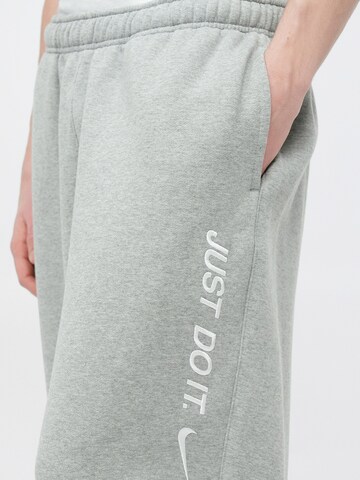 Nike Sportswear Tapered Byxa 'CLUB' i grå