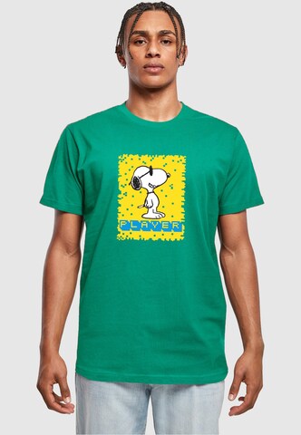 Merchcode Shirt 'Peanuts - Player' in Groen: voorkant