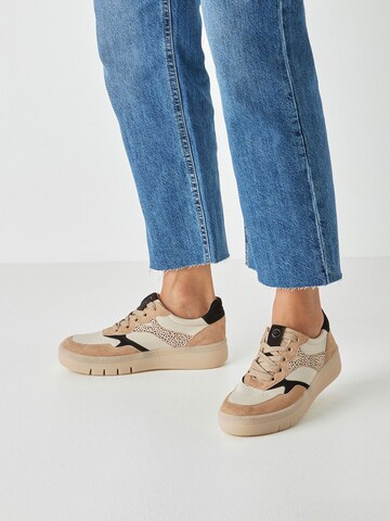 Tamaris Sneakers laag in Beige: voorkant