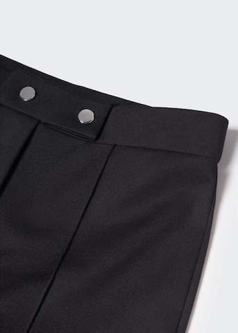 MANGO Rozkloszowany krój Spodnie w kant 'Pilma' w kolorze czarny