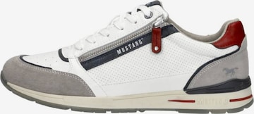 Baskets basses 'Sneakers Laag' MUSTANG en blanc : devant