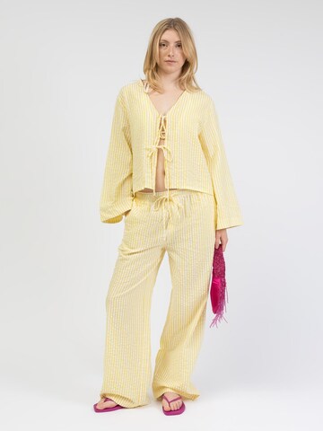 BROKE + SCHÖN Loose fit Pants 'Lockere, gestreifte Stoffhose' in Yellow: front