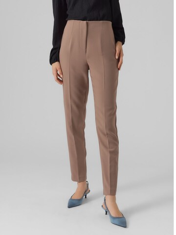 VERO MODA Tapered Pleat-Front Pants in Brown: front