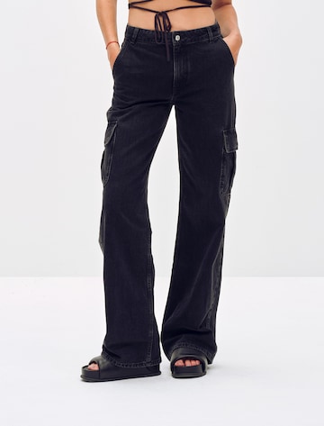 ABOUT YOU x Toni Garrn Wide leg Cargo Jeans 'Ella' in Black: front