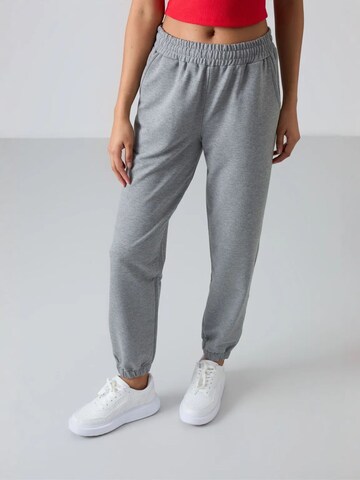 Tommy Life Tapered Pants in Grey