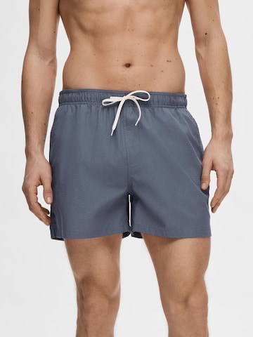 SELECTED HOMME Board Shorts in Blue: front