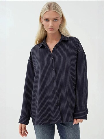 Hiccup Blouse in Blauw: voorkant