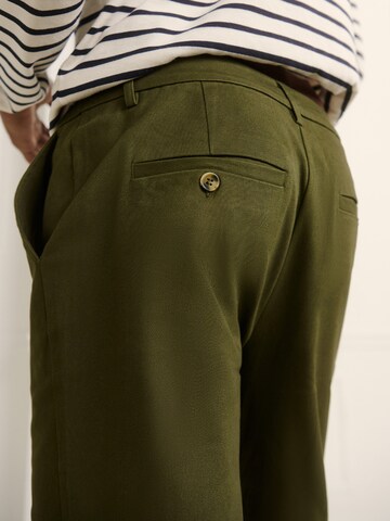 Regular Pantaloni 'Flynn' de la Guido Maria Kretschmer Men pe verde: față