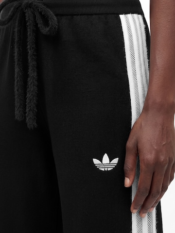 ADIDAS ORIGINALS - Loosefit Calças 'Firebird' em preto