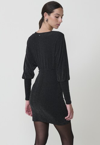 KOROSHI Kokteilové šaty - Čierna