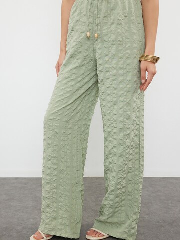 Trendyol - Calças de fato em verde