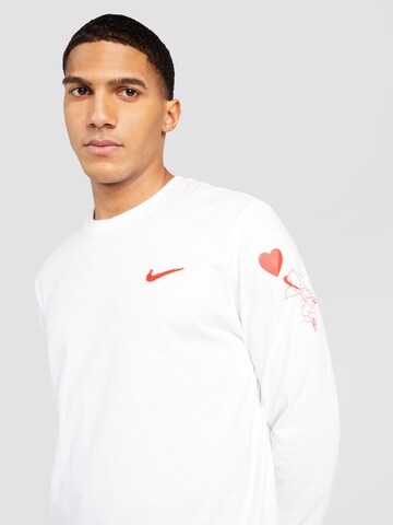 Nike Sportswear - Camiseta 'HEART AND SOLE' en blanco